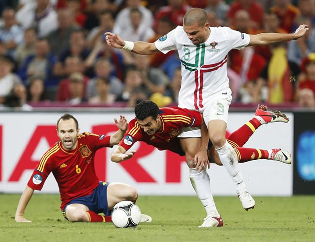 Pedro Rodríguez (c) cae delante del portugués Pepe. Foto: EFE