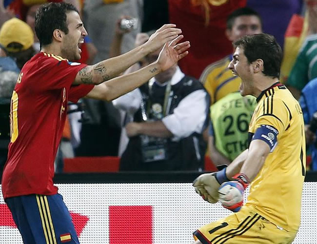 Iker Casillas y Cecs Fábregas celebran su clasificación a la final. Foto: EFE