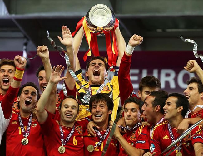 Iker Casillas recibe el trofeo de campeón de la Eurocopa. Foto: EFE