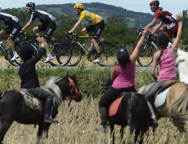 Aficionados saludan a los ciclistas del Tour de Francia. Foto: EFE
