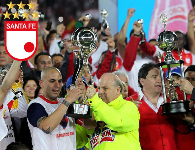 Ómar Pérez recibe el trofeo de campeón de Independiente Santa Fe. Foto: EFE