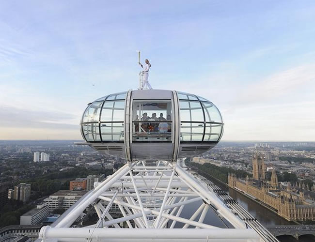 Antorcha olímpica por una de las cabinas del London Eye. Foto: EFE