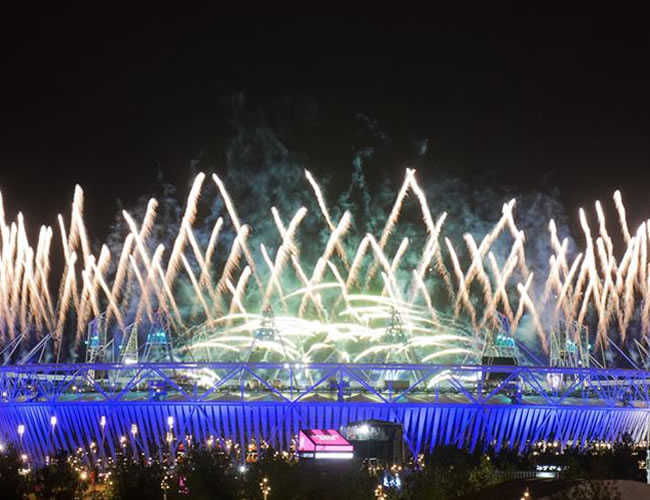 Fuegos artificiales adornan el estadio Olímpico de Londres. Foto: EFE