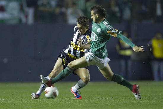 El jugador Maikon Leite (d) de Palmeiras disputa el balón con Vitor Junior (i) de Botafogo. Foto: EFE