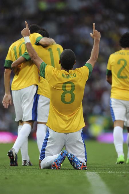 Ròmulo celebra tras marcar un gol durante la semifinal, Brasil vs Corea del Sur, de los Juegos Olímpicos Londres 2012. Foto: EFE