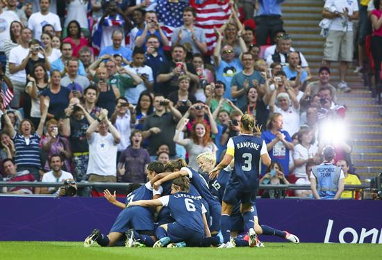 Las jugadoras estadounidenses celebran el 1-0 durante la final de fútbol femenino de los Juegos Olímpicos de Londres 2012. Foto: EFE