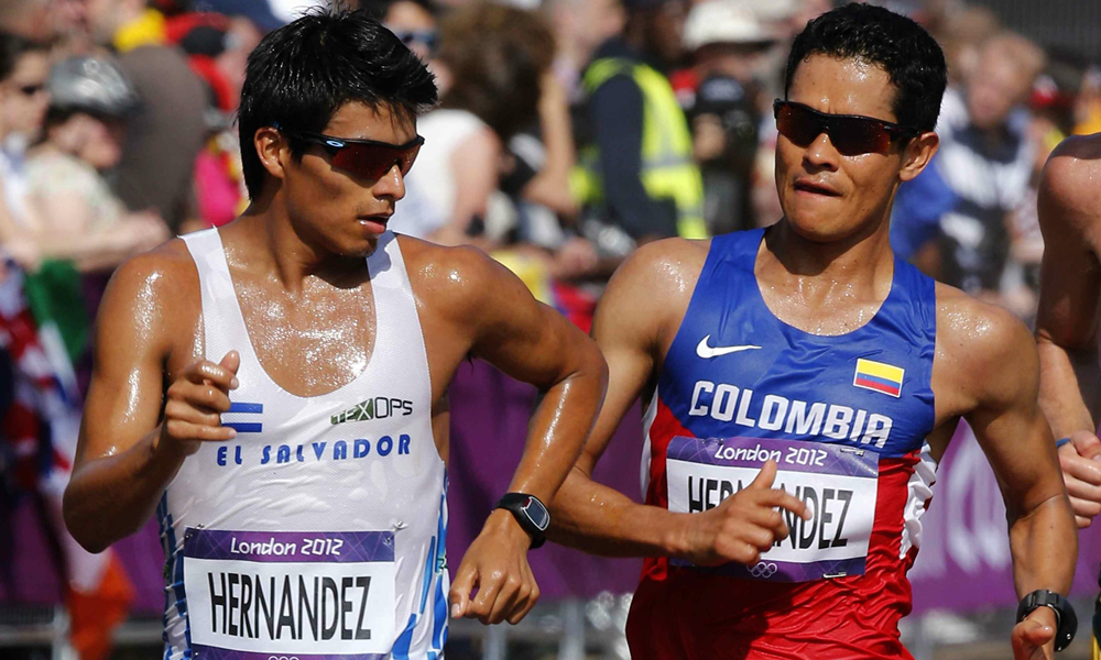 El salvadoreño, Emerson Hernández ,iz,y el colombiano Fredy Hernández,d, durante la prueba olímpica de 50 kilómetros marcha. Foto: EFE
