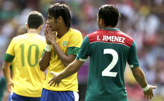 El delantero brasileño Neymar (c) tras una ocasión fallada ante México. Foto: EFE