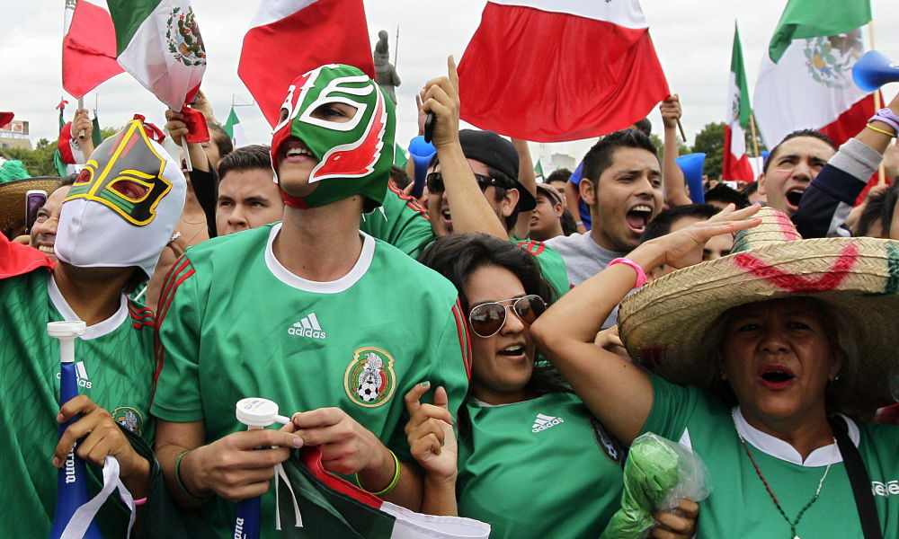 Aficionados mexicanos festejan hoy, sábado 11 de agosto de 2012, en la glorieta Minerva de la ciudad de Guadalajara. Foto: EFE