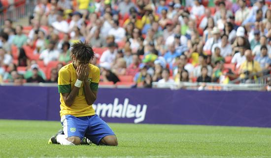 El brasileño Neymar se lamenta después de perder la final de fútbol de los Juegos Olímpicos de Londres 2012. Foto: EFE