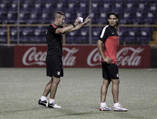 El DT argentino Diego Simeone (i) y el colombiano Radamel Falcao (d) del Atlético de Madrid. Foto: EFE