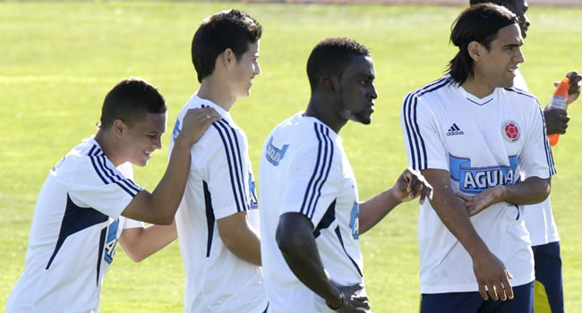 El delantero colombiano Radamel Falcao (d), junto a varios compañeros, durante el entrenamiento de la selección colombiana. Foto: EFE