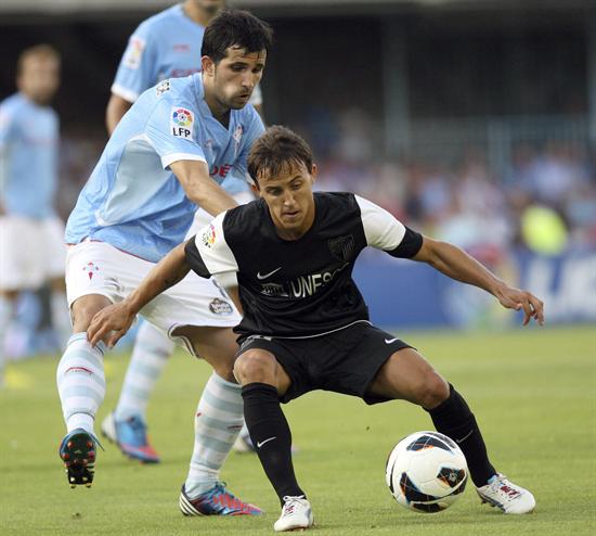 El centrocampista del Celta, Alex López (i), intenta robarle la pelota al centrocampista argentino del Málaga CF, Diego Buonanotte. Foto: EFE
