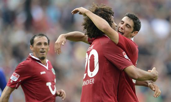 El jugador del Hannover Felipe (centro) celebra un gol contra el Schalke junto a su compañero Lars Stindl. Foto: EFE