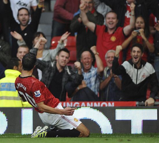 El delantero holandés del Manchester United, Robin Van Persie celebra su tanto ante el Fulham. Foto: EFE