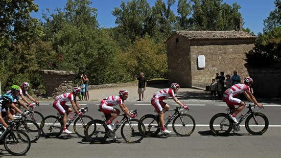 El pelotón rueda por Barcelona durante la novena etapa de la Vuelta Ciclista a España. Foto: EFE