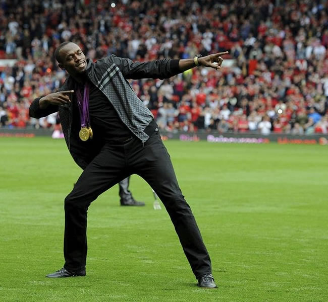 El atleta jamaicano Usain Bolt posa con sus medallas en Old Trafford, Manchester, Reino Unido. Foto: EFE