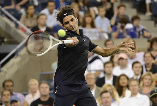 El suizo Roger Federer ante el estadounidense Donald Young. Foto: EFE