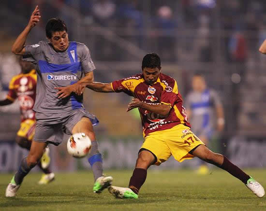 El jugador de Universidad Católica Enzo Andia (i) disputa el balón con Christian Marrugo (d) de Deportes Tolima. Foto: EFE