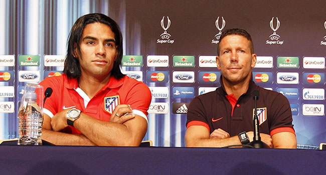 Falcao García (izquierda) con el técnico del Atlético de Madrid Diego Simeone en rueda de prensa. Foto: EFE