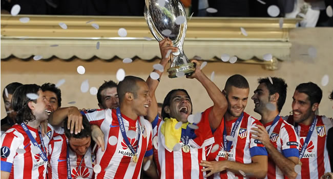 Falcao, levanta el trofeo de la Supercopa de Europa. Foto: EFE