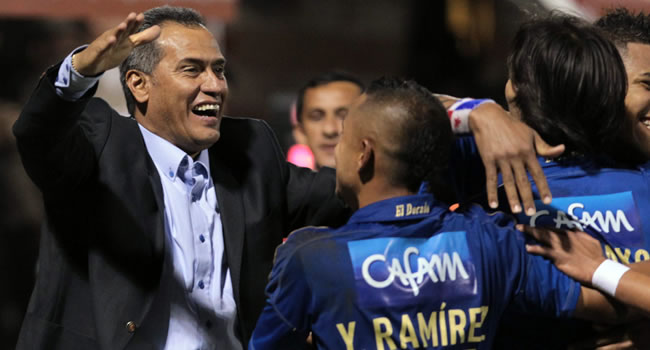 El técnico Hernán Torres celebra con los jugadores la victoria de Millonarios en Copa Sudamericana. Foto: EFE