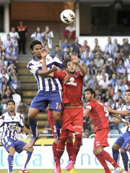 El centrocampista colombiano del Deportivo Abel Aguilar (i) lucha la pelota con el jugador del Getafe. Foto: EFE