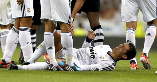 El delantero portugués del Real Madrid Cristiano Ronaldo se duele de una entrada durante el partido frente al Granada CF. Foto: EFE