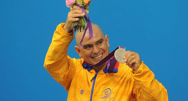 Moisés Fuentes celebra su segunda medalla paralímpica. Foto: Facebook