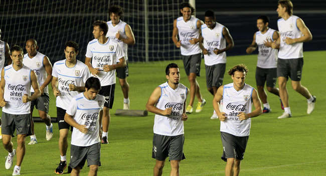 La selección uruguaya entrena en el estadio Rommel Fernández de Ciudad de Panamá. Foto: EFE