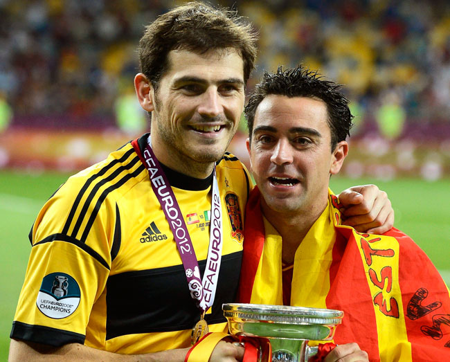 Iker Casillas y Xavi Hernández con la copa de campeones de Europa en julio de este año. Foto: EFE