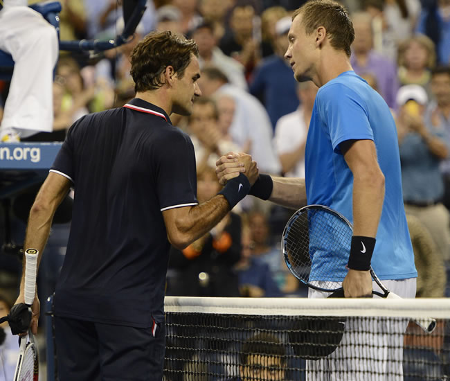 El tenista checo Tomas Berdych (d) estrecha la mano del suizo Roger Federer. Foto: EFE