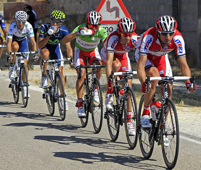 Corredores del Katusha en cabeza del pelotón en la etapa dieciocho de la 67 edición de la Vuelta a España de ciclismo. Foto: EFE