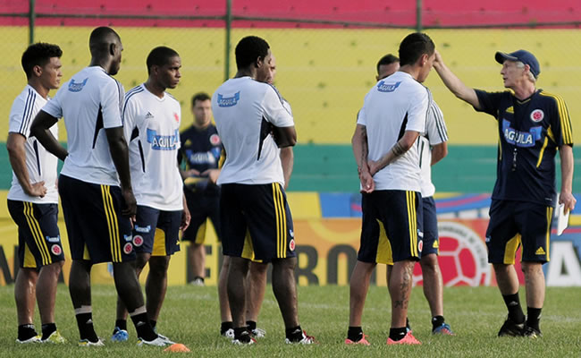 El DT José Pékerman (der.) da indicaciones en un entrenamiento de la Selección Colombia. Foto: EFE