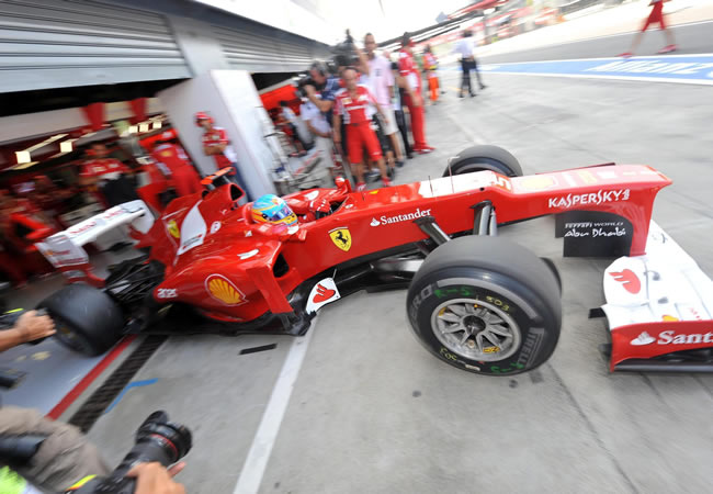 El español Fernando Alonso de Ferrari sale en la sesión de clasificación. Foto: EFE