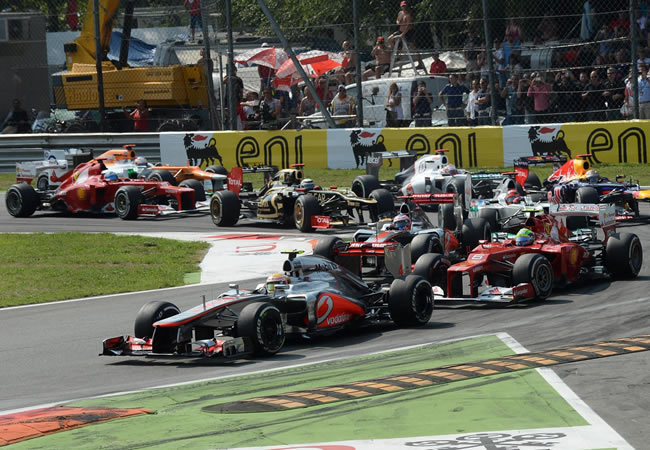 Lewis Hamilton encabeza el Gran Premio de Italia en la primera curva. Foto: EFE
