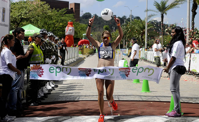 La colombiana Leidy Tobón ganó en la maratón de Medellín. Foto: EFE