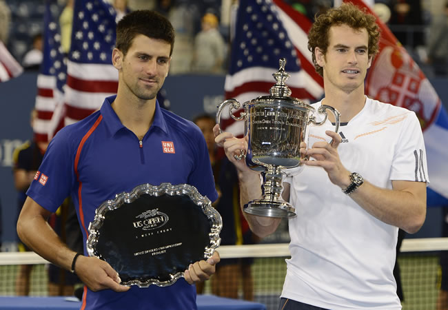 El británico Andy Murray (d) y el serbio Novak Djokovic posan con sus títulos de campeón y subcampeón del Abierto de Estados Unidos. Foto: EFE