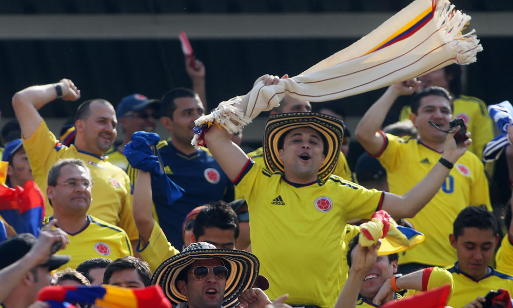Fanáticos de Colombia alientan a su equipo. Foto: EFE