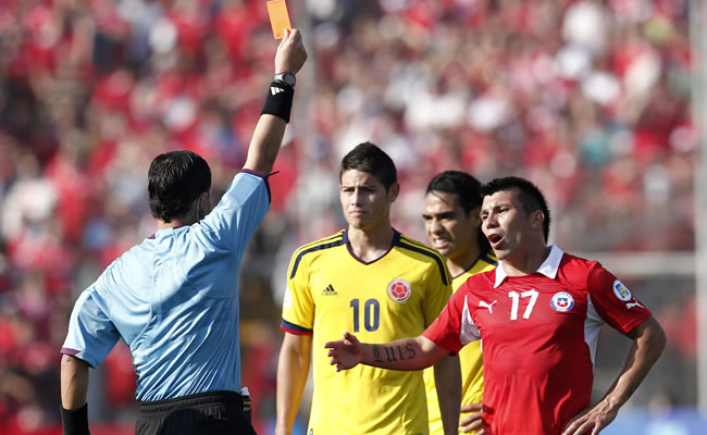Momento de la expulsión de Gary Medel contra Colombia. Foto: EFE