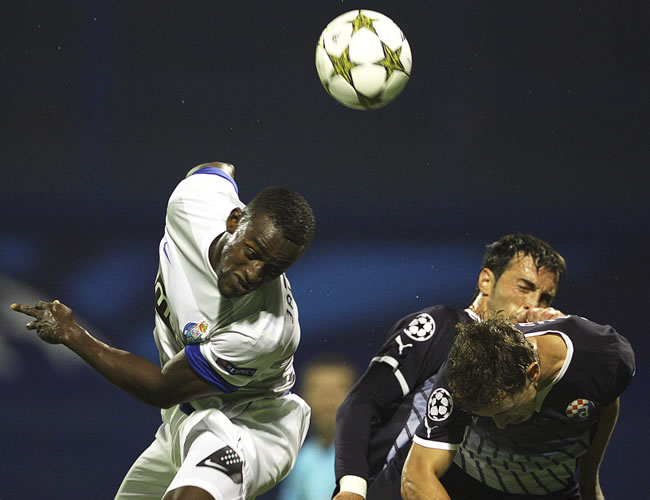 Jackson Martínez (izda), pelea por el control del balón con el jugador del Dinamo Zagreb, Josip Pivaric. Foto: EFE