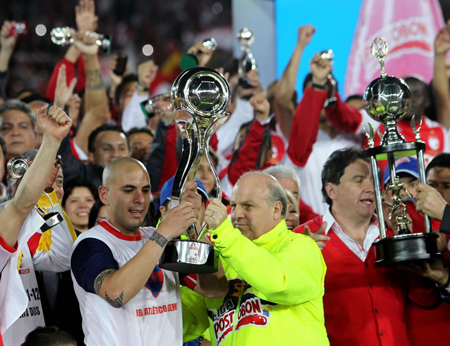 El capitán de Independiente Santa Fe, Omar Pérez y el título del Apertura 2012. Foto: EFE