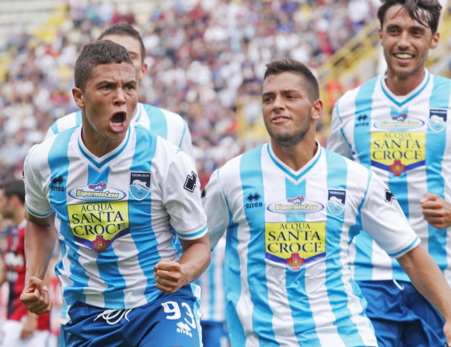 Juan Fernando Quintero (i) celebra con sus compañeros el gol para Pescara. Foto: EFE