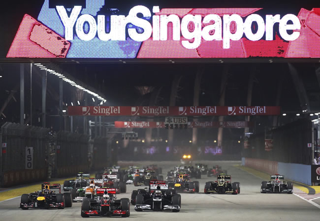 Salida del Gran Premio de Singapur en el circuito de Marina Bay. Foto: EFE