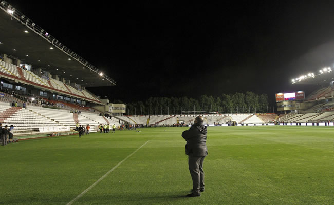 Estadio de Vallecas donde se está intentando arreglar la iluminación para que se pueda disputar, el Rayo Vallecano-Real Madrid. Foto: EFE