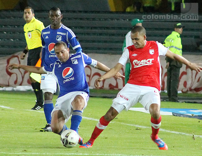Mayer Candelo (i) lucha por el balón con Yulián Anchico (d). Foto: Interlatin