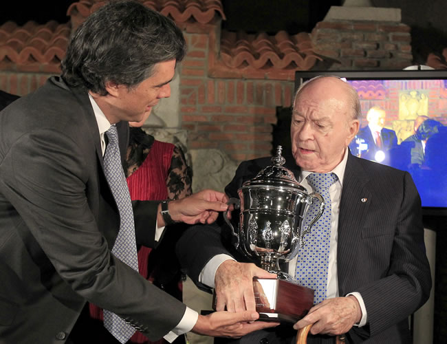 El presidente de Millonarios, Felipe Gaitan (i) le entrega un trofeo conmemorativo a Alfredo Di Stefano (d). Foto: EFE