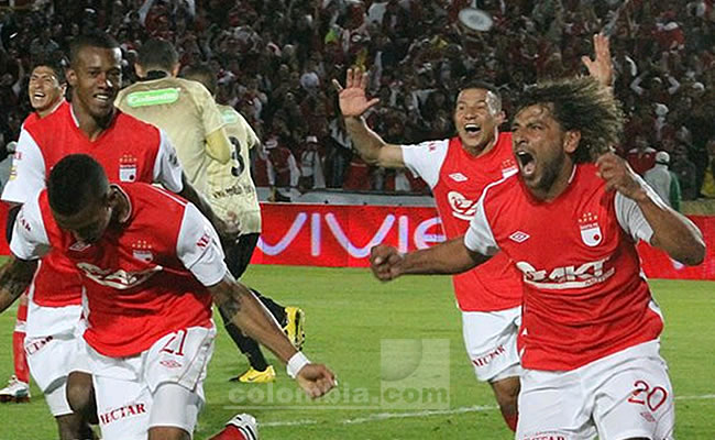 El volante de Independiente Santa Fe Gerardo Bedoya (d), celebra un gol con sus compañeros. Foto: Interlatin