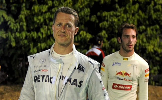 Michael Schumacher (i) y al fondo el piloto francés Jean-Eric Vergne en el Gran Premio de Singapur. Foto: EFE