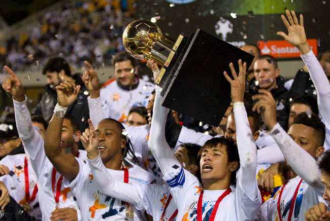 El plantel del Santos celebra con el trofeo de la Recopa Sudaméricana en el estadio Pacaembú de Sao Paulo, Brasil. Foto: EFE